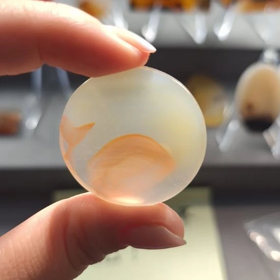 玛瑙/玉髓合金颈饰鲸鱼