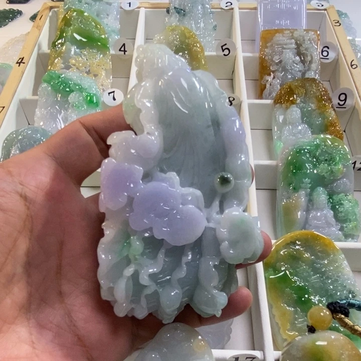 翡翠未镶嵌颈饰心**尖白菜手把件
