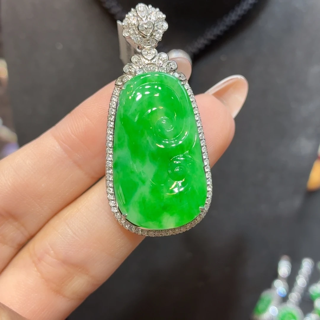 颈饰18K金镶嵌翡翠