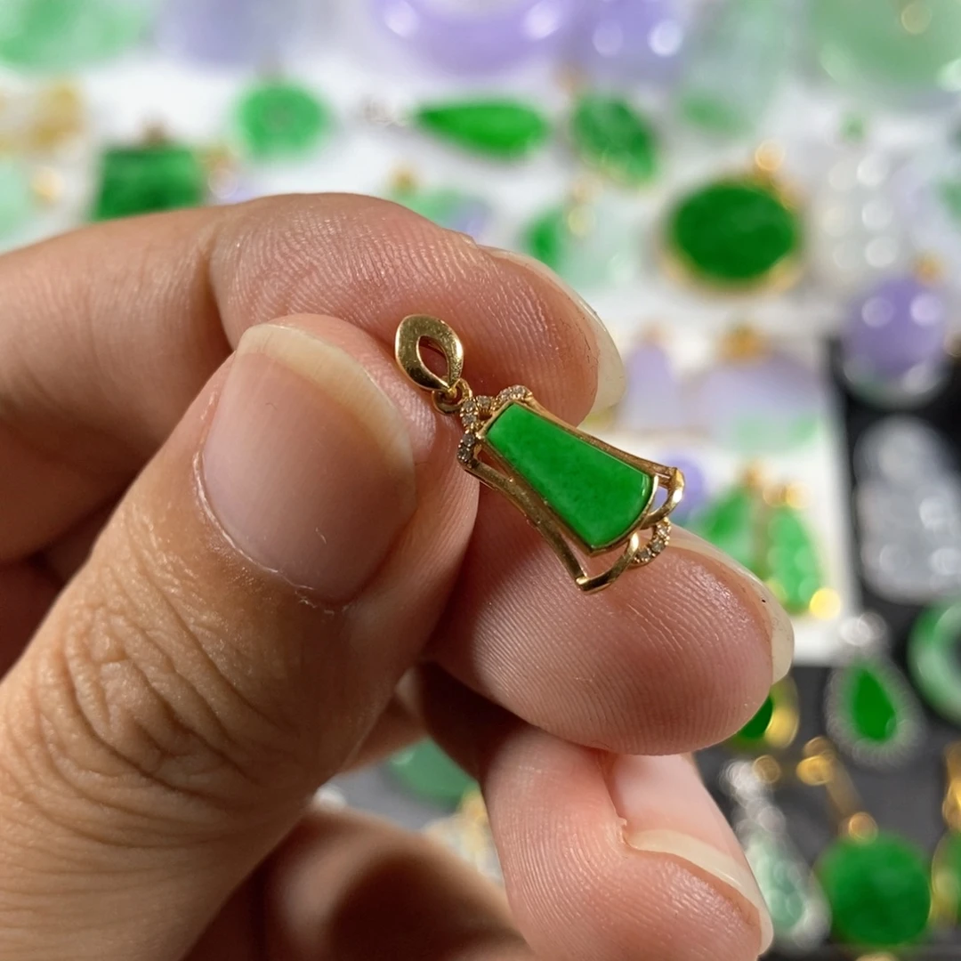 翡翠颈饰18K金镶嵌翡翠