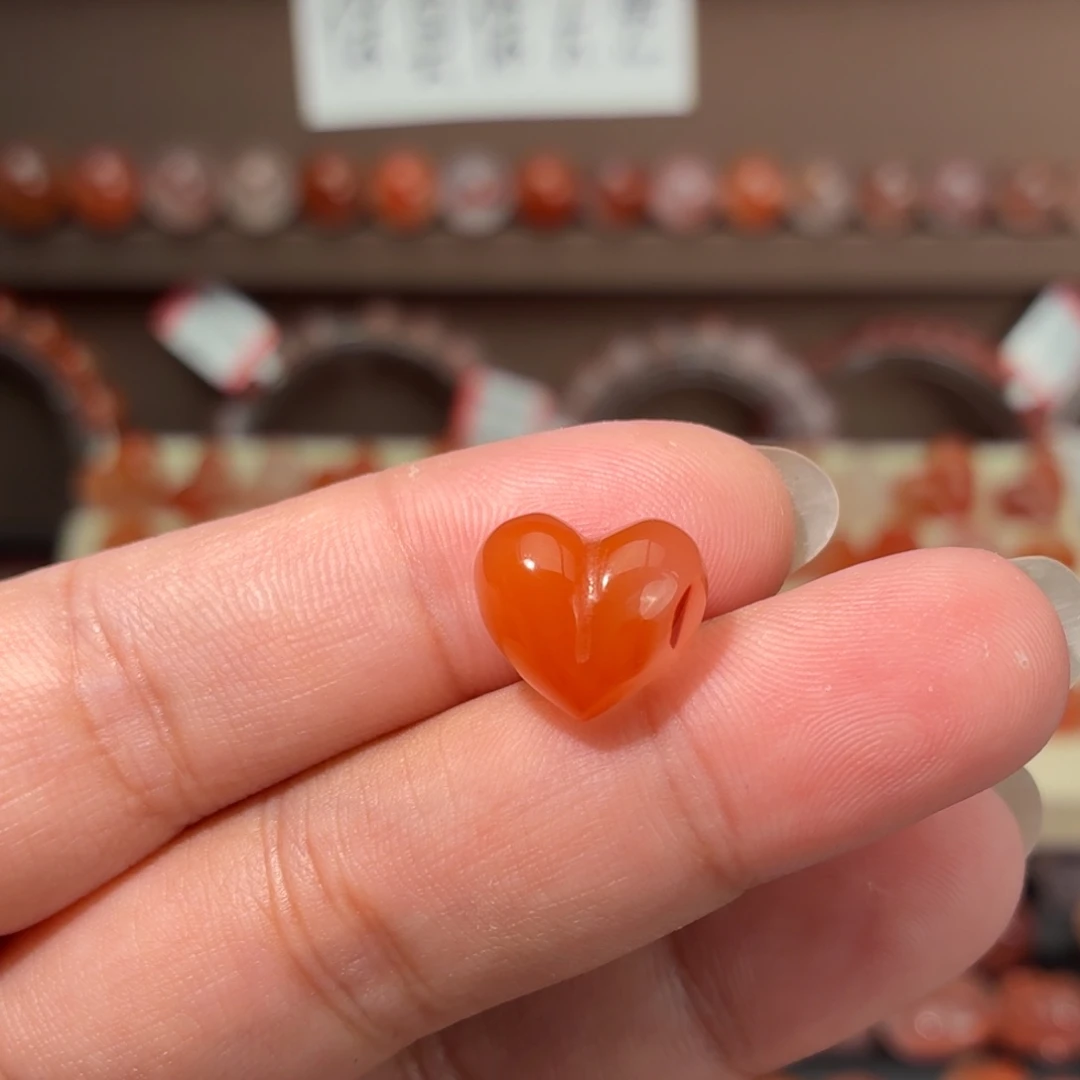 南红玛瑙未镶嵌川料屁桃爱心