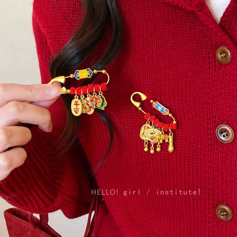 铜合金胸针 招财纳福红色胸针女2025新款新中式国风喜庆别针胸花