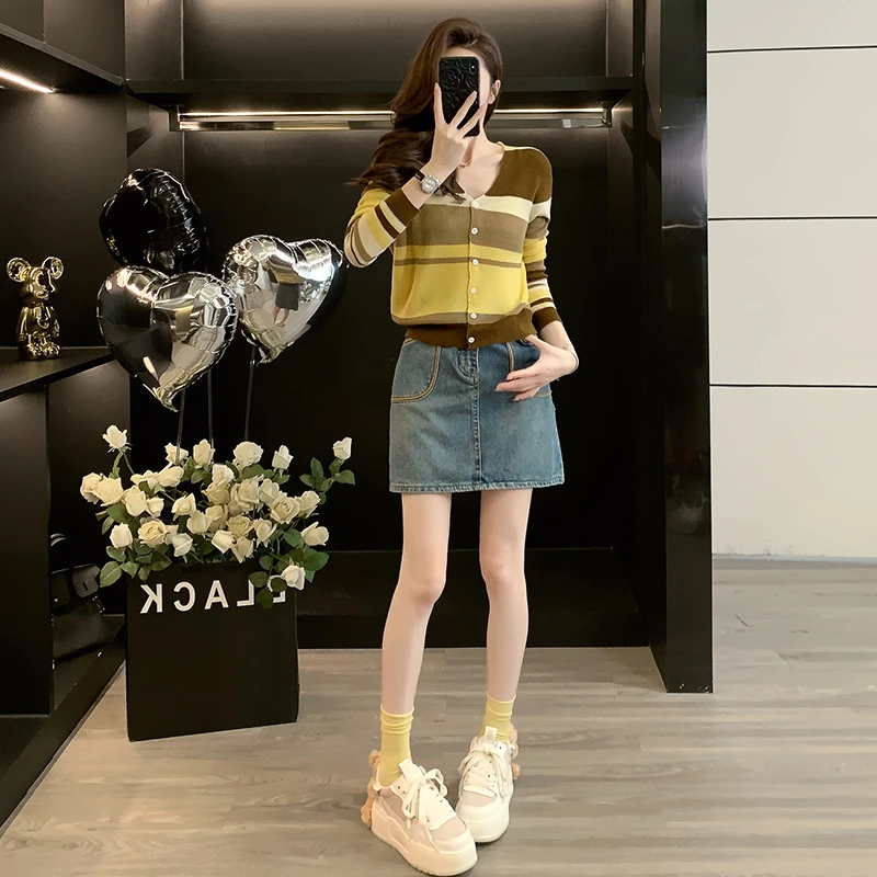 秋款套装女2025爆款洋气领单排扣撞色条纹针织开衫牛仔半身短裙