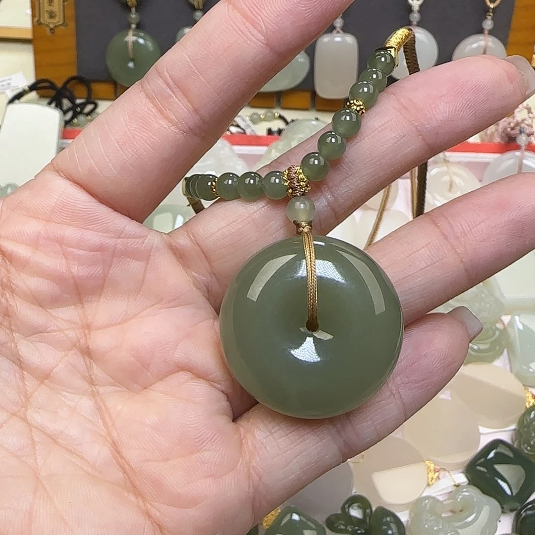 ****咪和田玉未镶嵌颈饰