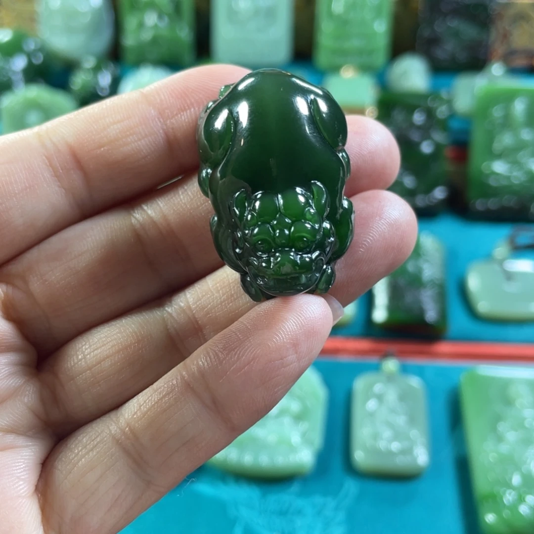 布***奥和田玉未镶嵌颈饰