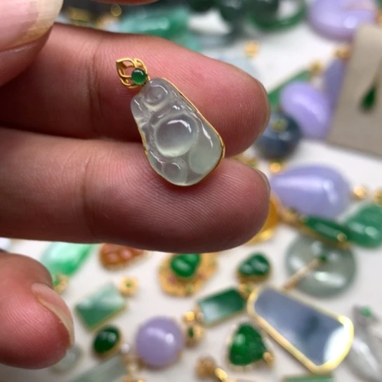 颈饰18K金镶嵌翡翠