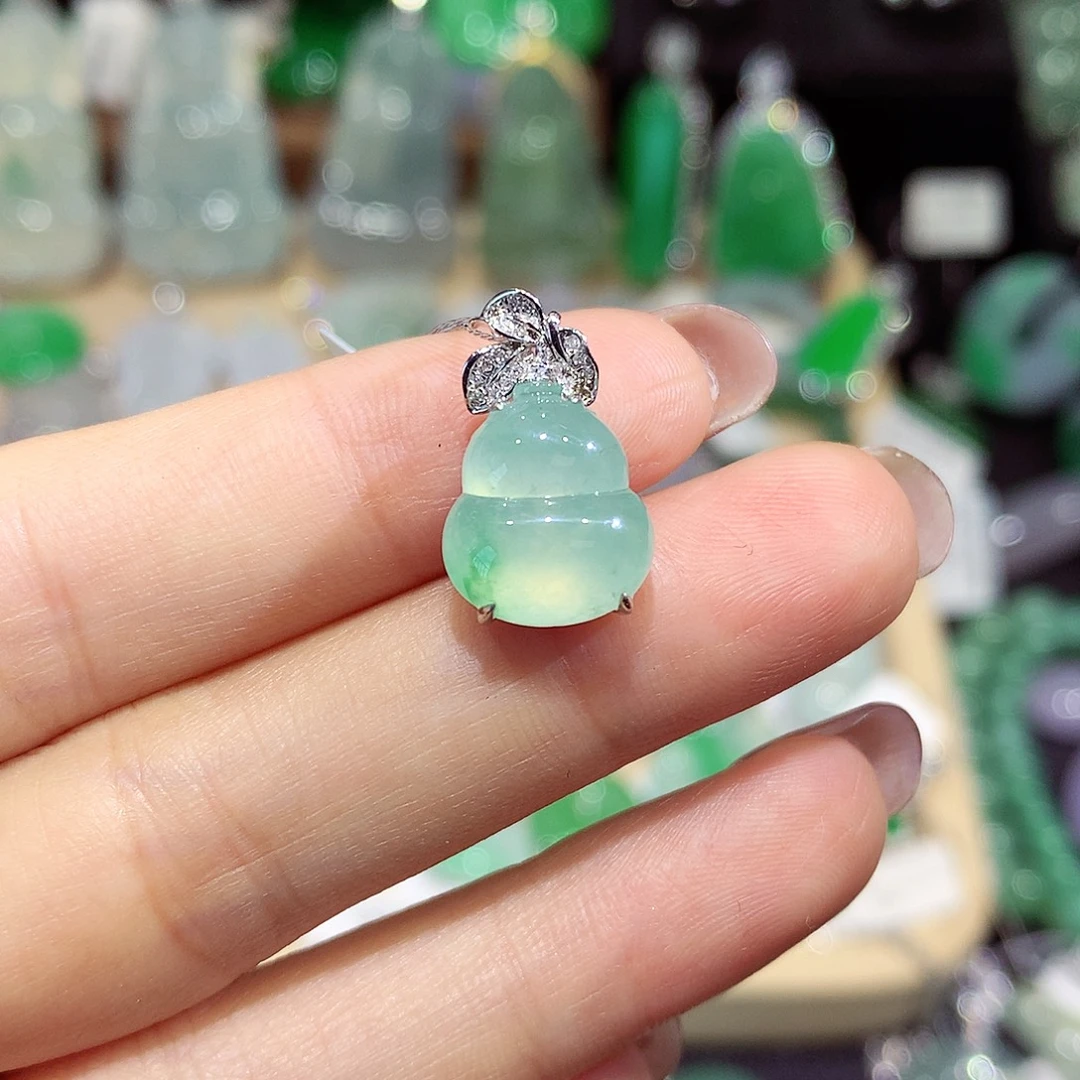 翡翠18K金镶嵌颈饰葫芦