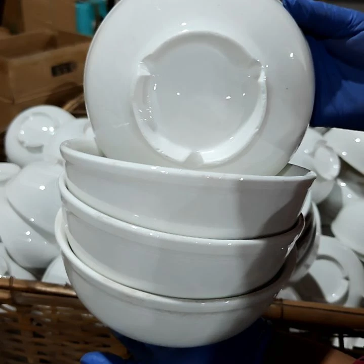瓷片盘子碗茶壶啥都有