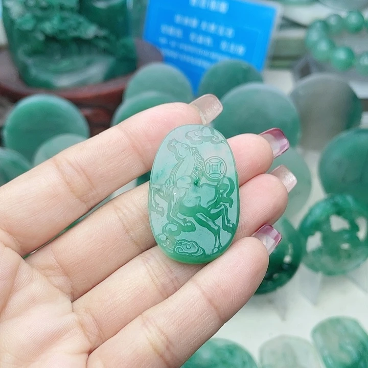 颈饰未镶嵌石英质玉