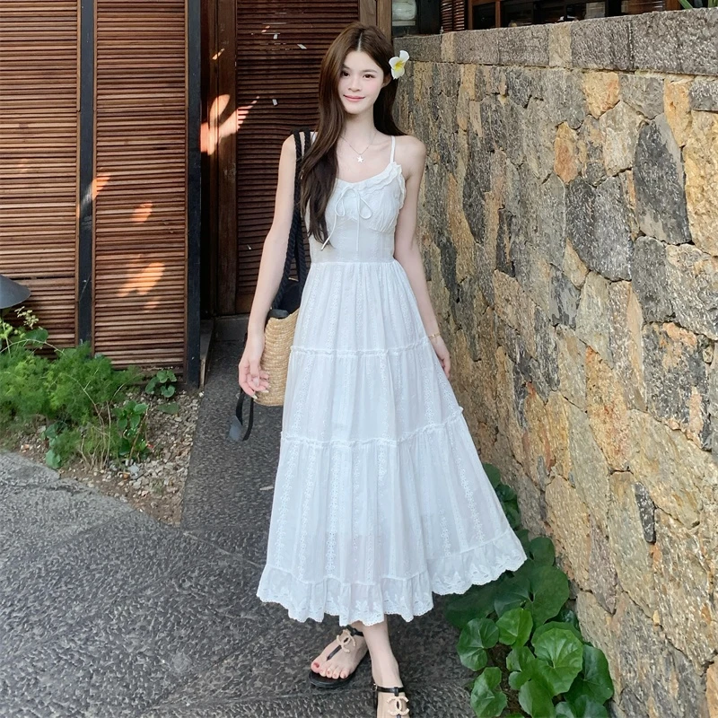 温柔风白色吊带连衣裙女2025夏季新款收腰显瘦中长款刺绣蛋糕裙子