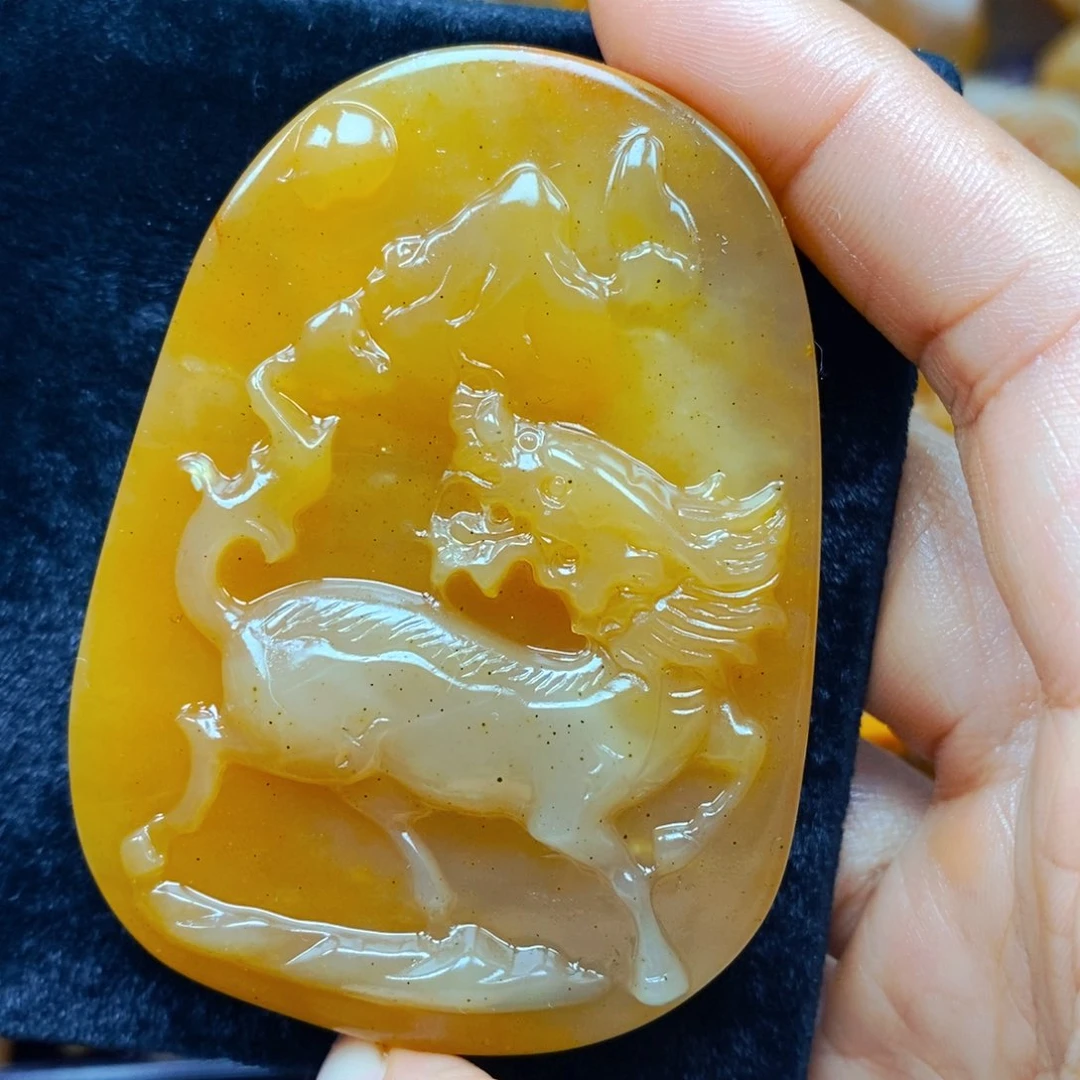 未镶嵌石英质玉（黄龙玉）颈饰