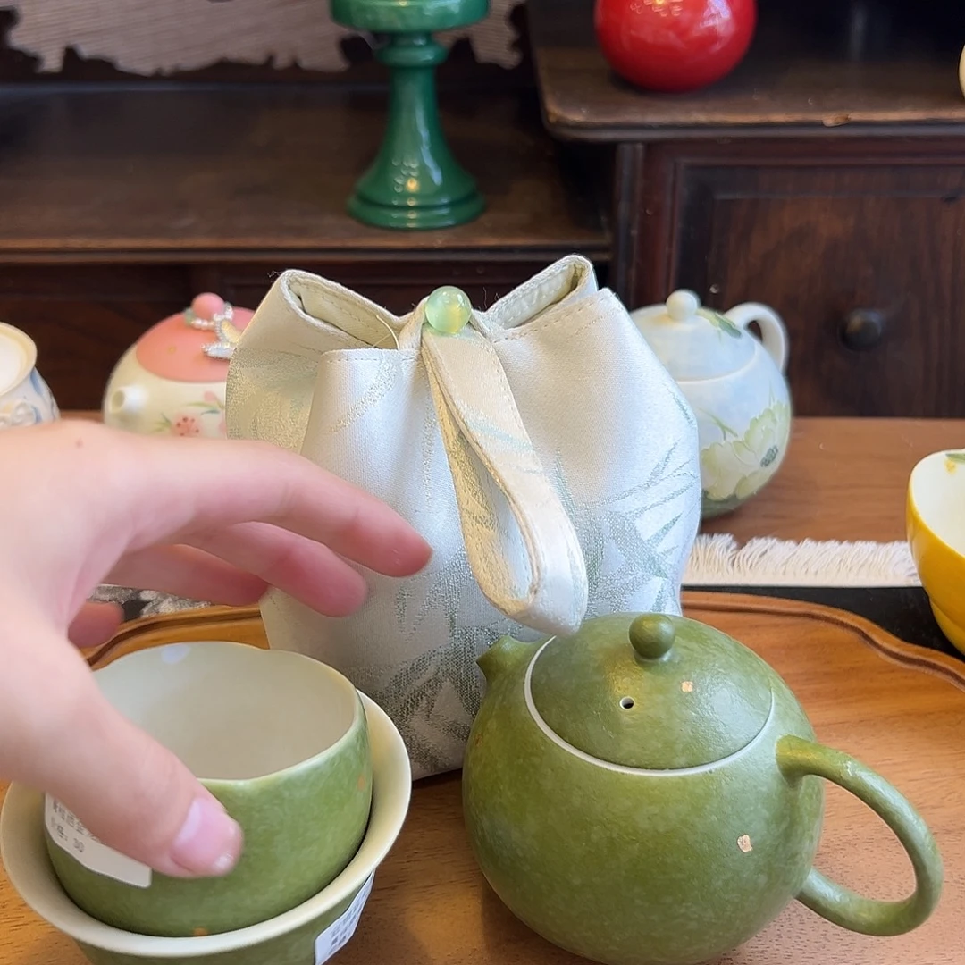 紫色或紫红或红褐色或淡