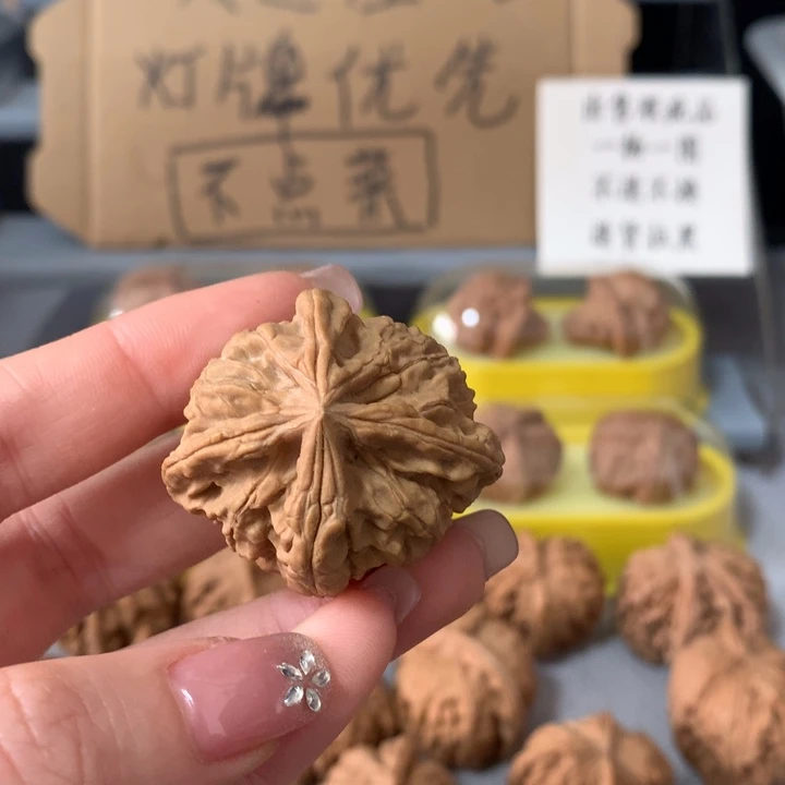 l***n文玩核桃吊坠异形单只，有瑕疵