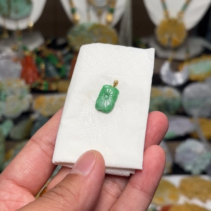 翡翠颈饰18K金镶嵌吊坠