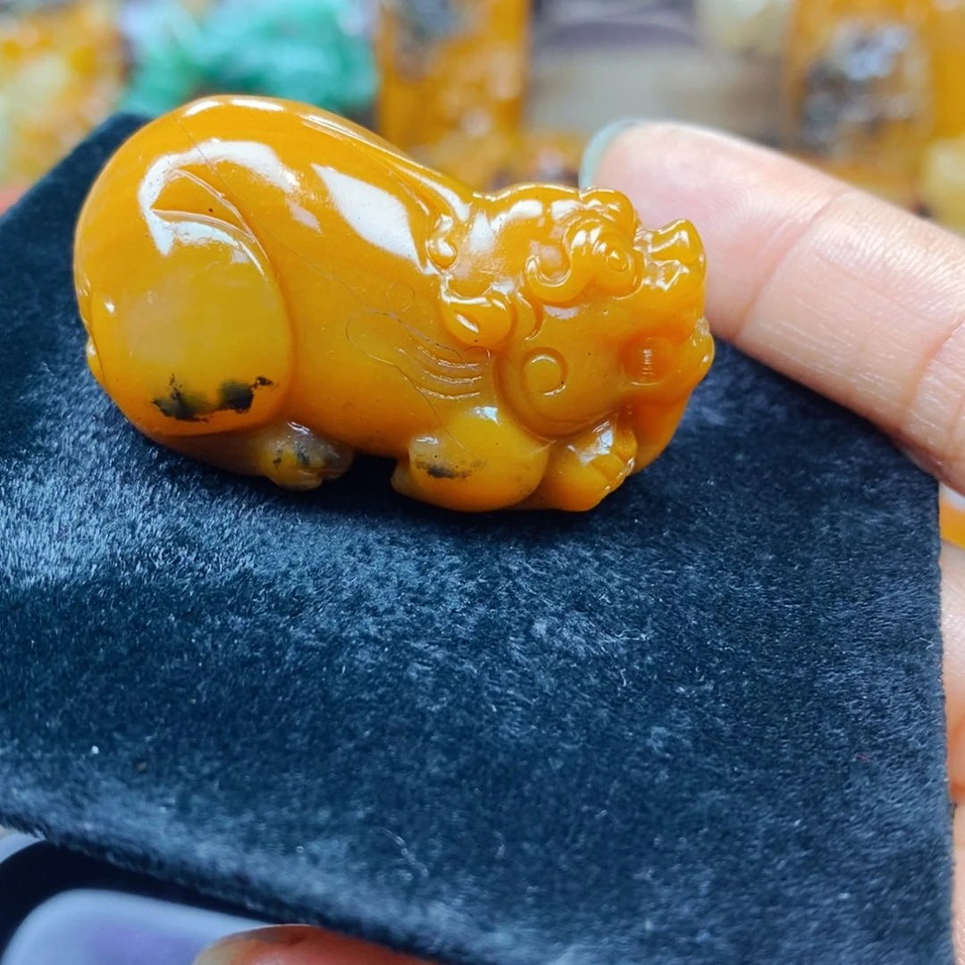 未镶嵌石英质玉（黄龙玉）颈饰
