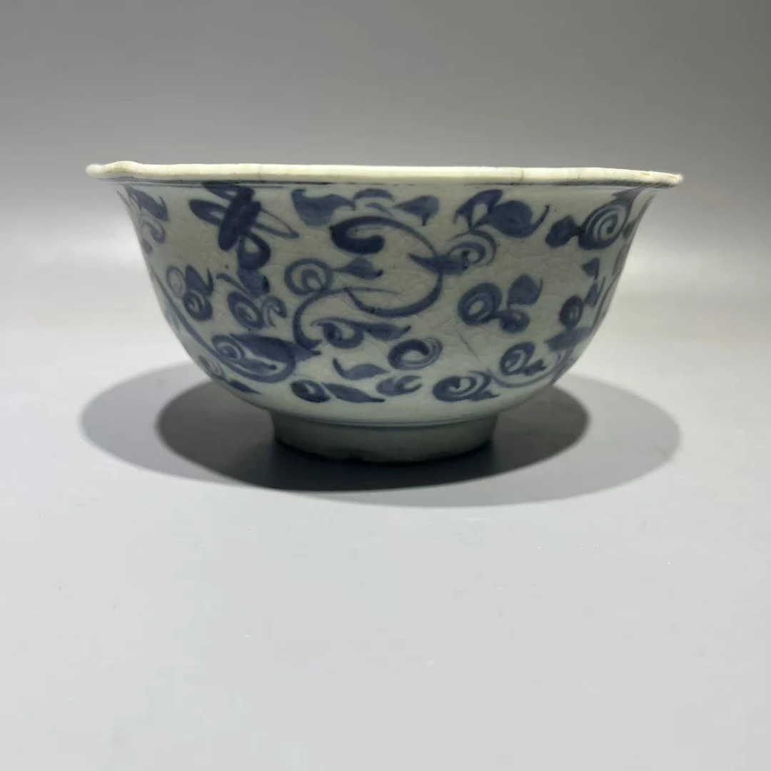 青花折沿缠枝花卉碗