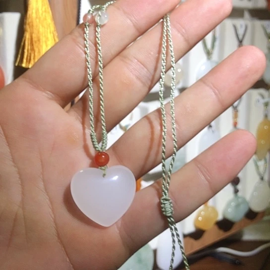 颈饰未镶嵌石英质玉（金丝玉）