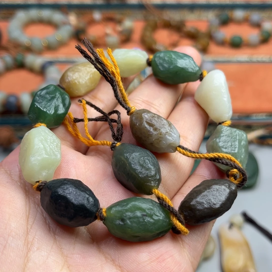 和田玉未镶嵌颈饰闪*