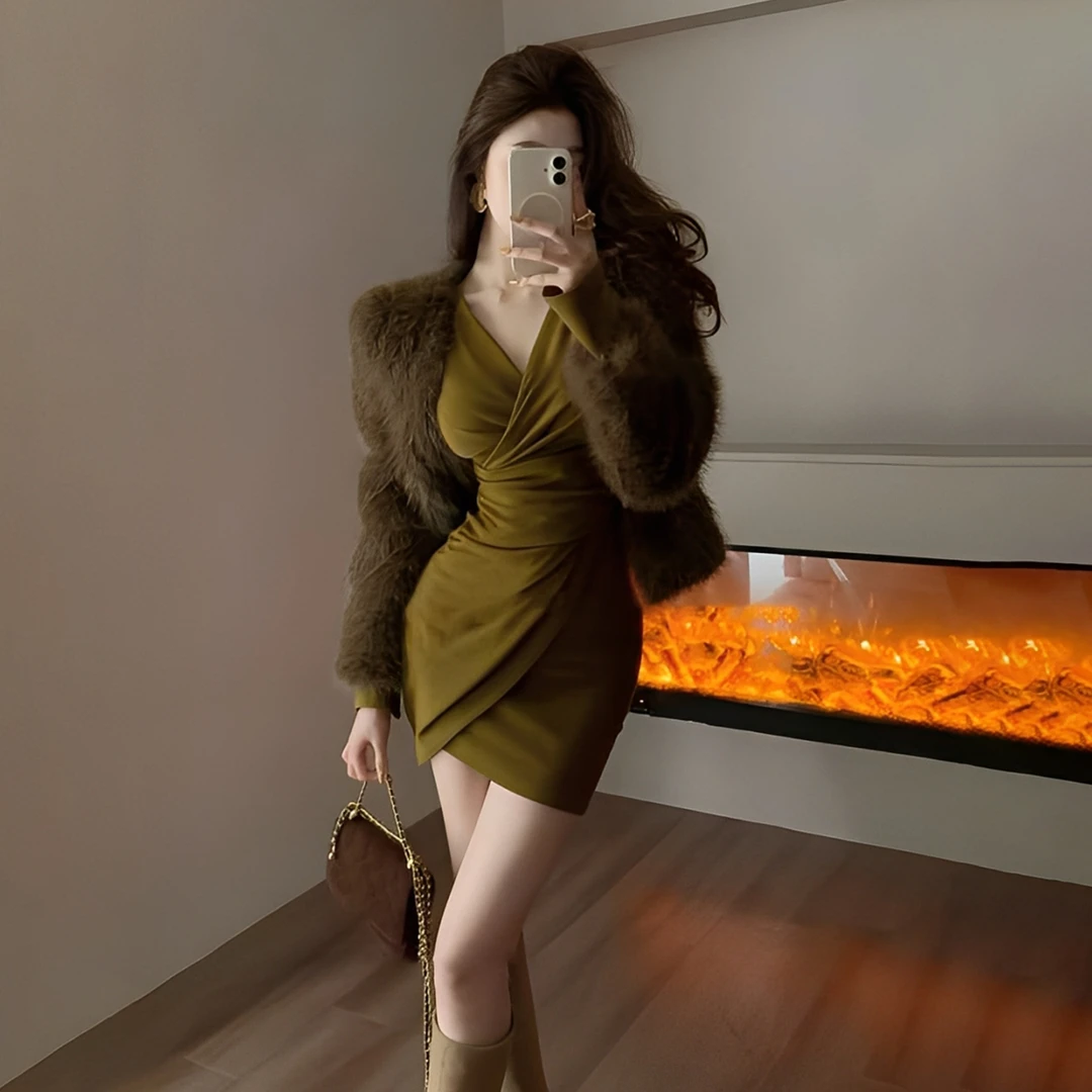 2026新款绿色v领内搭长袖连衣裙子秋冬季高级感御姐收腰包臀短裙