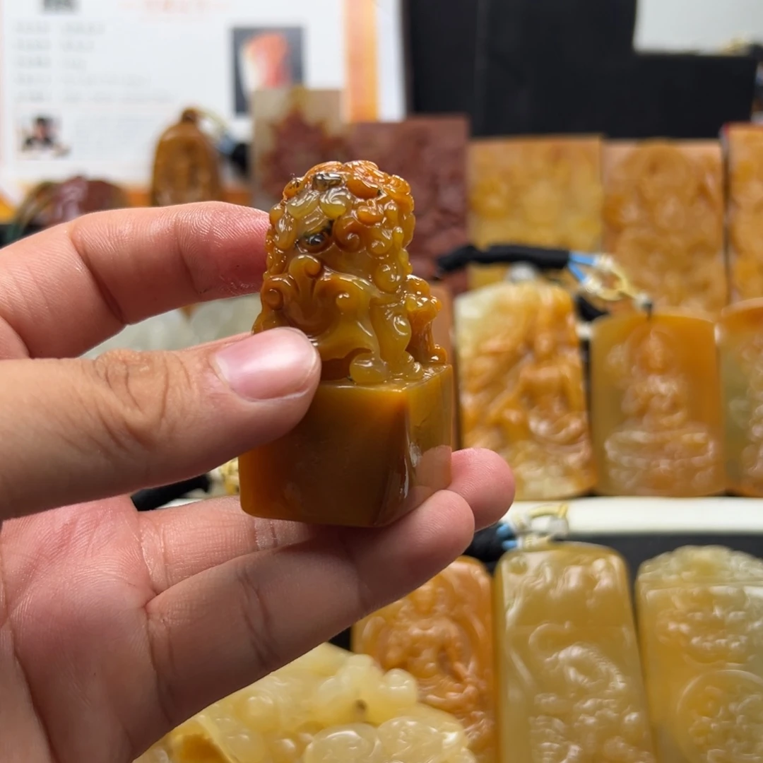 未镶嵌石英质玉（黄龙玉）多样性发货，发其一