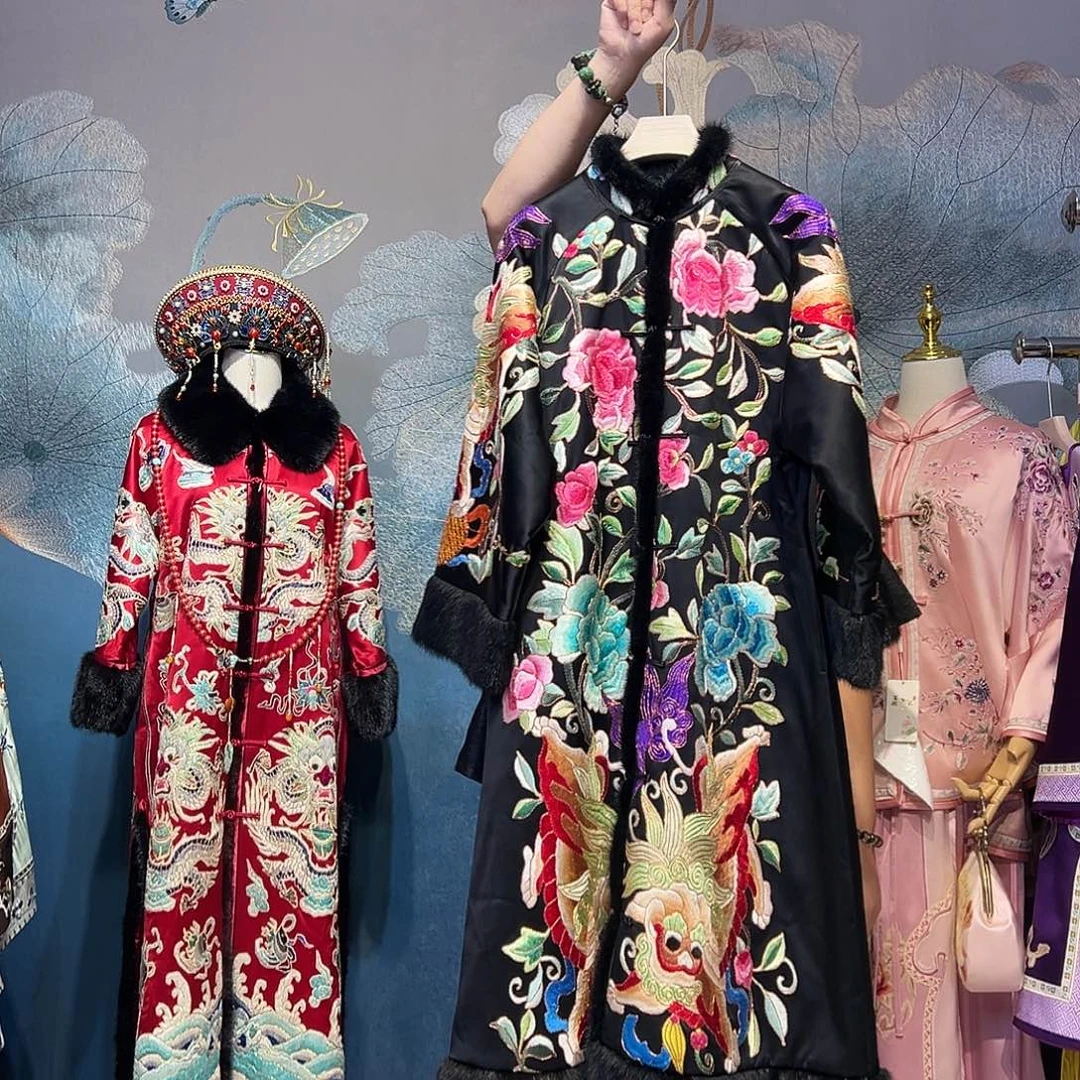 立领中开纯手工刺绣前满绣狮子牡丹太太服