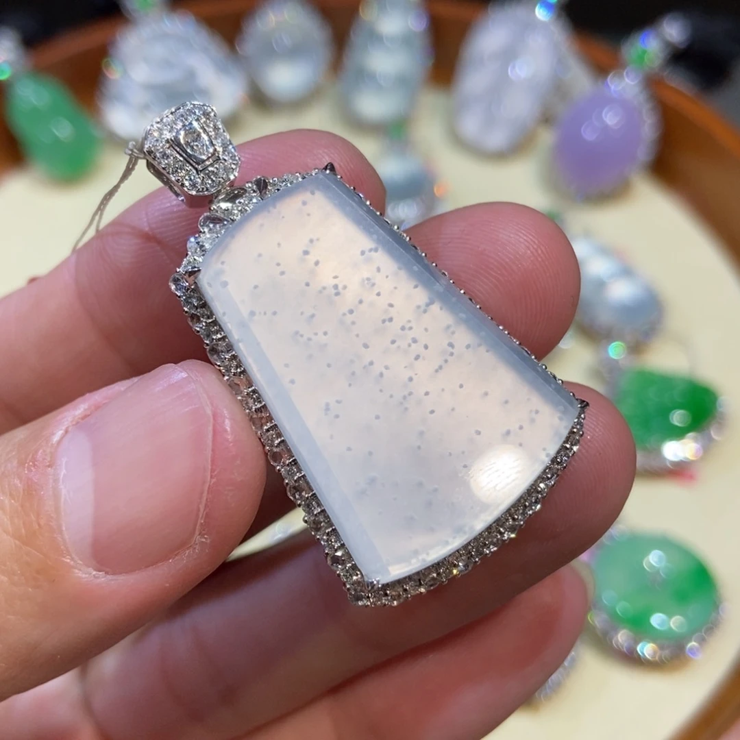 翡翠颈饰18K金镶嵌吊坠