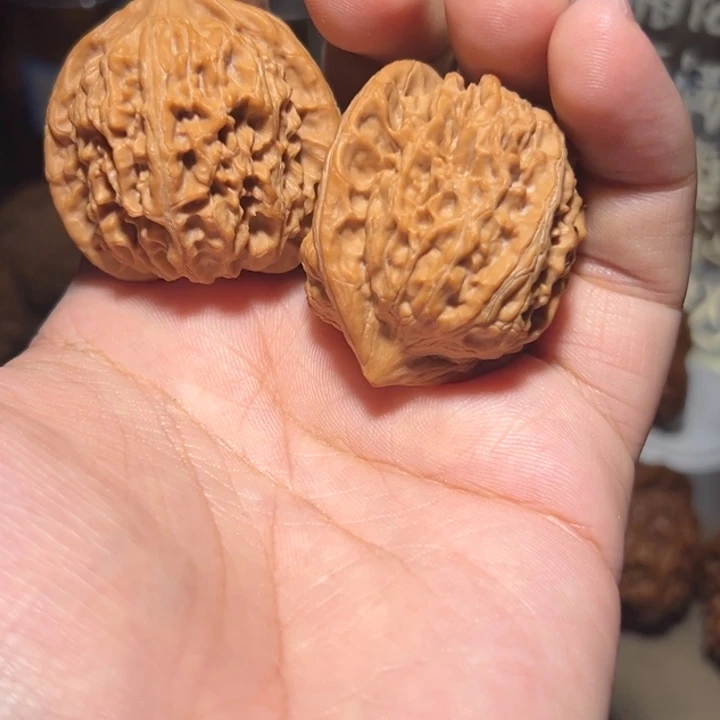 观***）文玩核桃吊坠梨木台