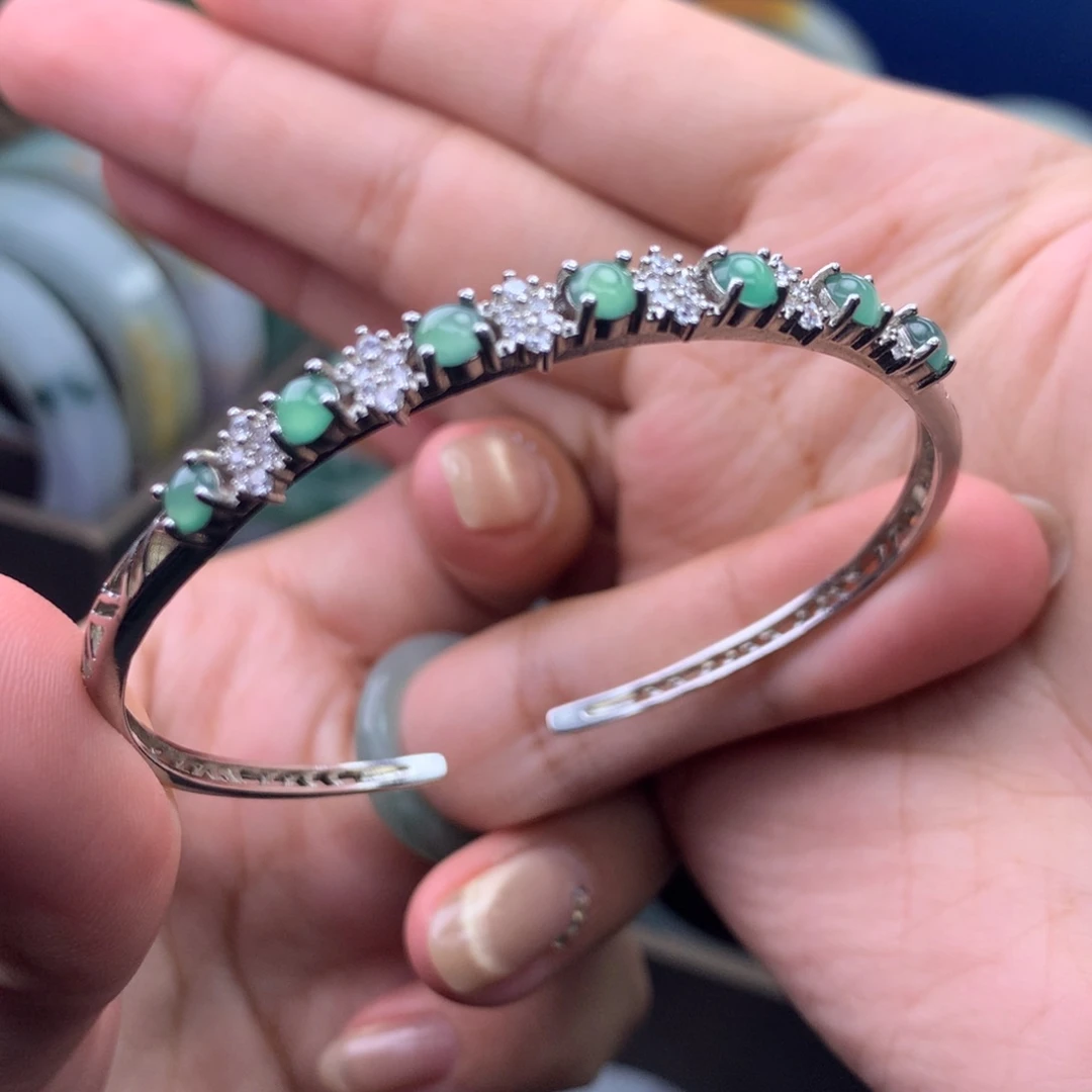 翡翠未镶嵌挂件开口镯