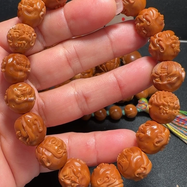 橄榄核吊坠须派罗汉36罗汉，尺寸1.3×1.3左右，油核雕刻