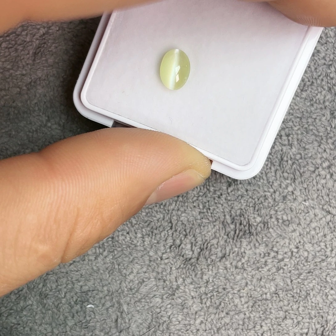 猫眼裸石未镶嵌1.389Ct。