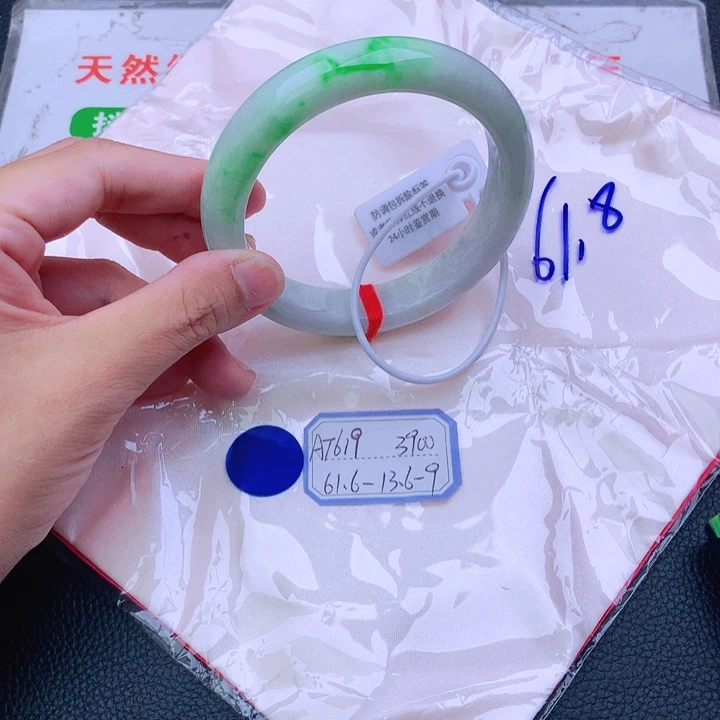 翡翠手镯未镶嵌翡翠
