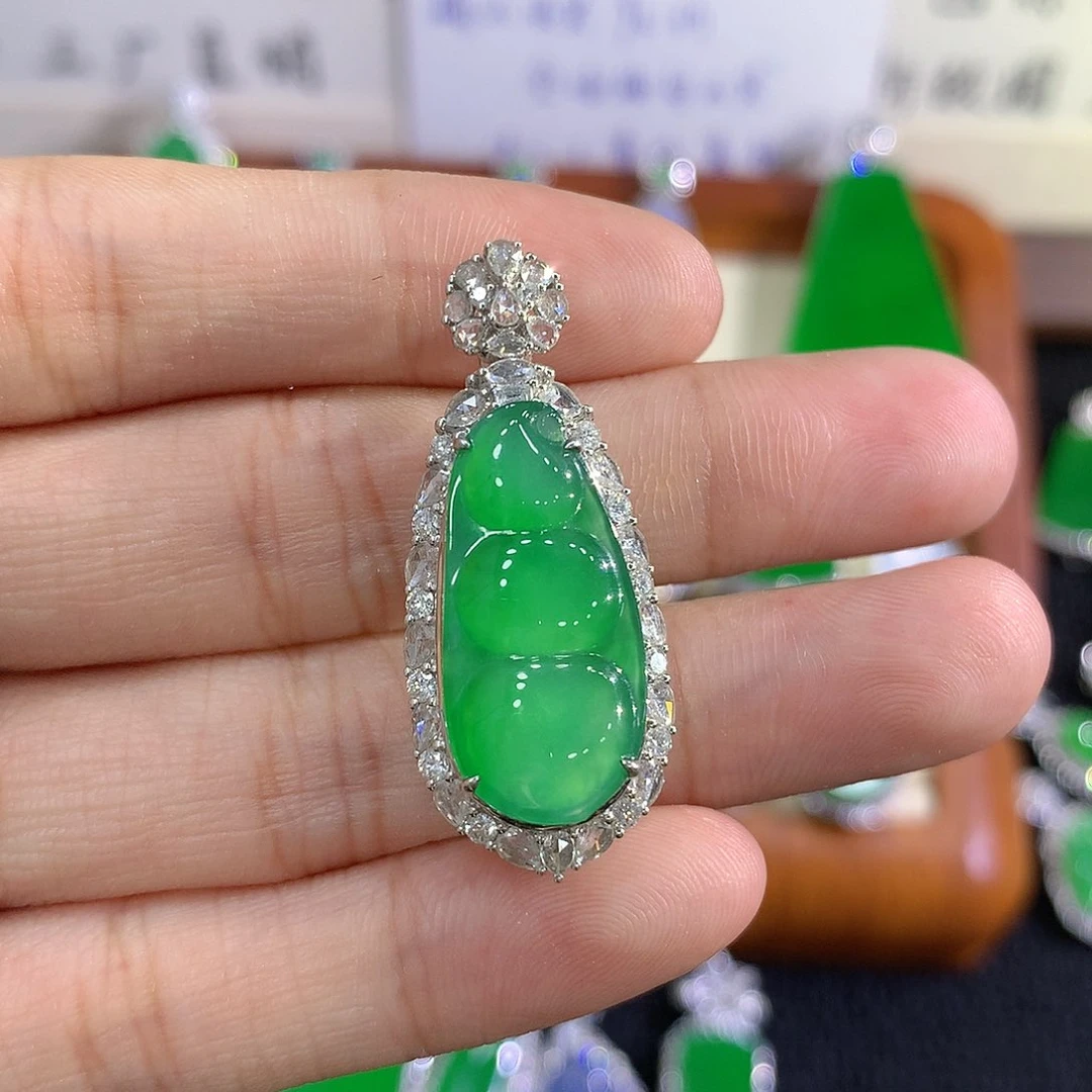 【闪购商品】吊坠(不含链)18K金镶嵌翡翠福豆