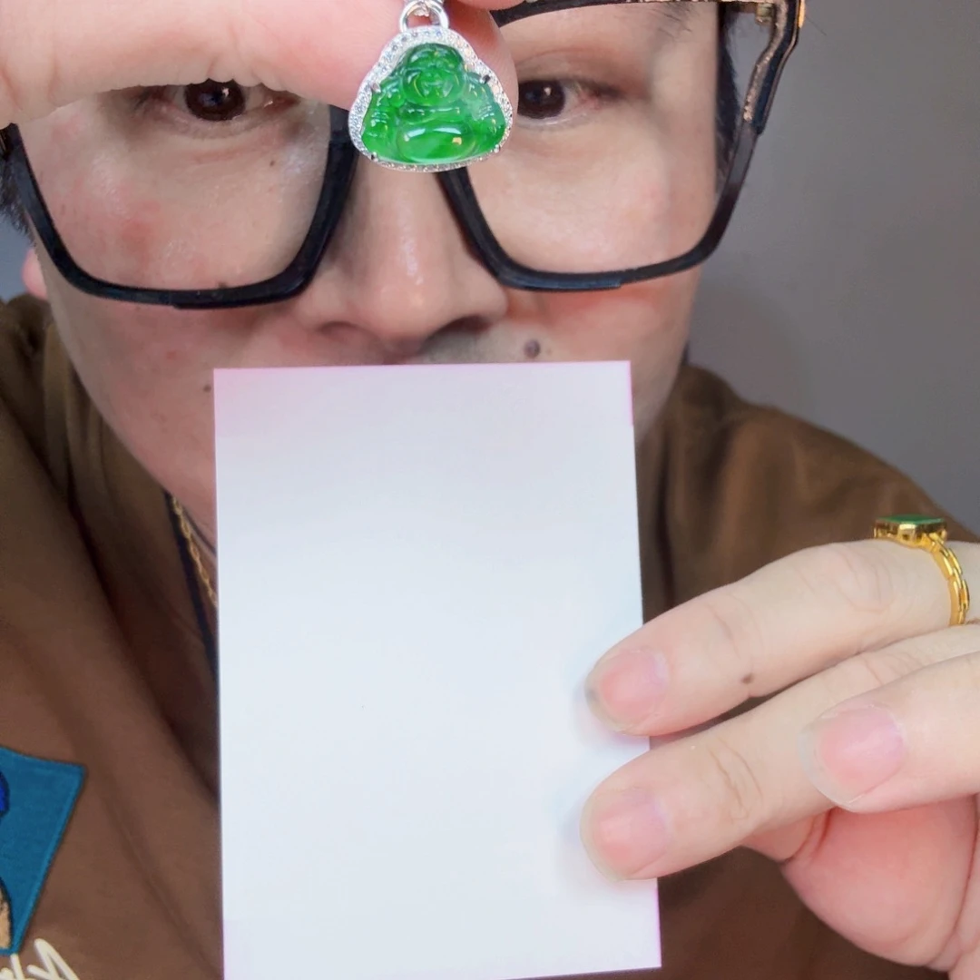 翡翠未镶嵌颈饰一件