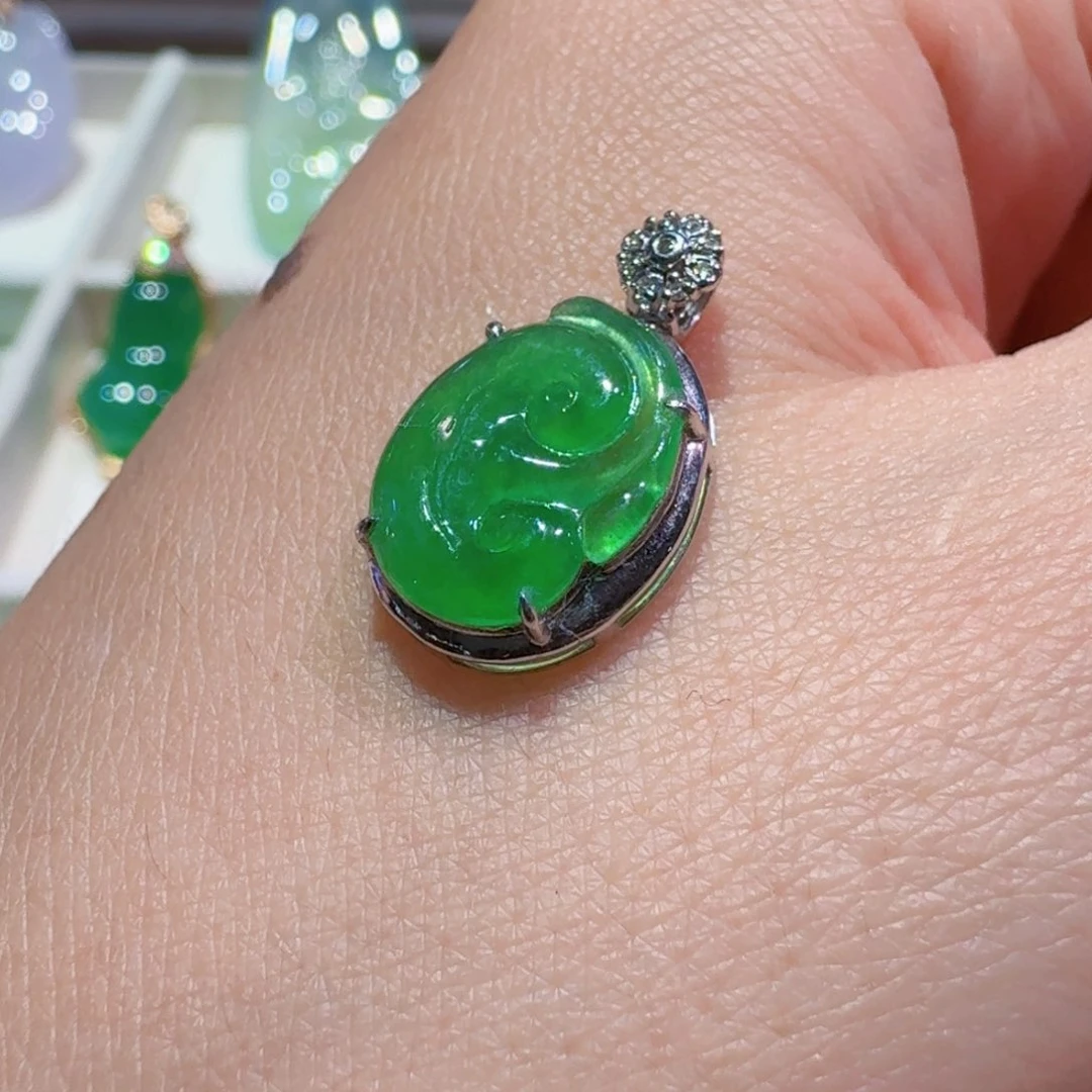 颈饰18K金镶嵌翡翠