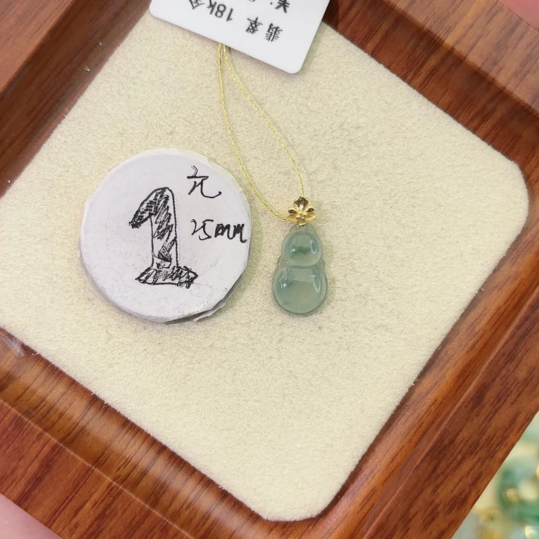 我***陈翡翠18K金镶嵌颈饰葫芦