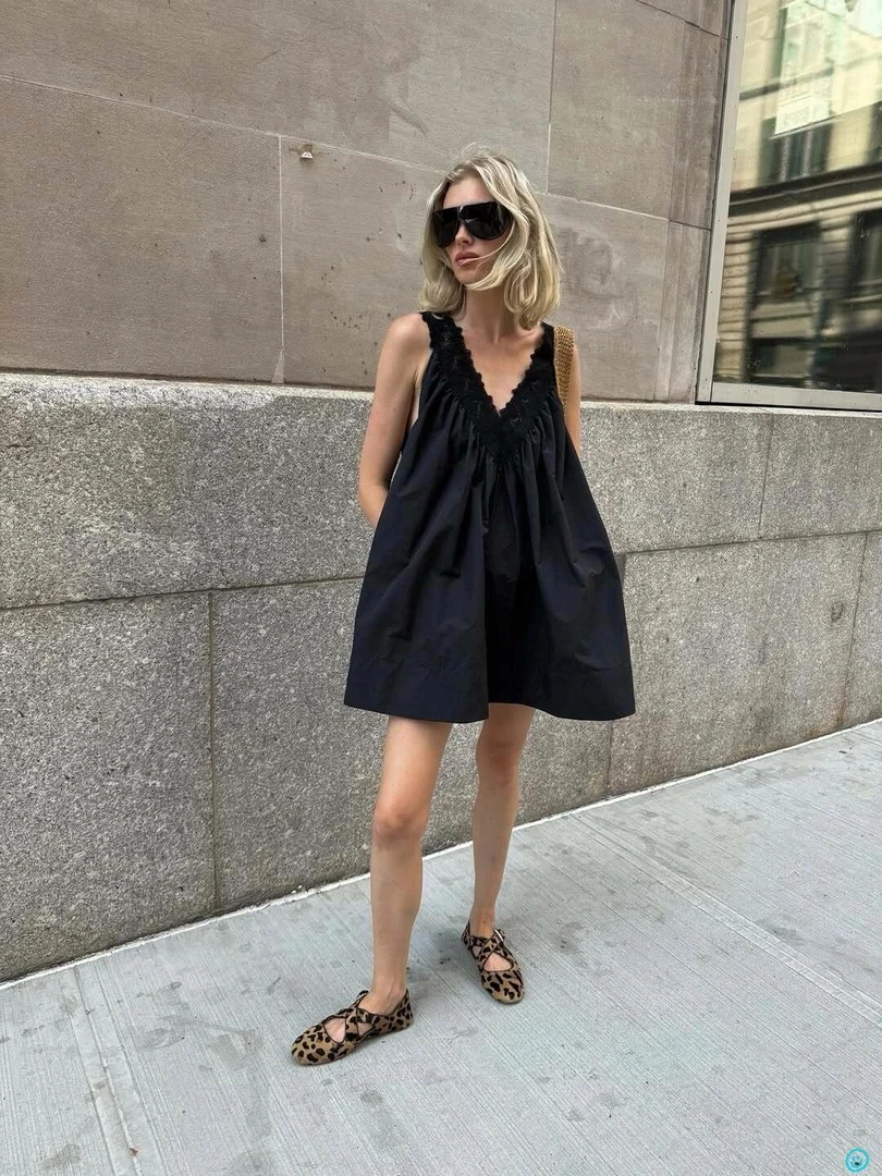 法式气质黑色V领吊带连衣裙女夏季高级感小众设计蕾丝拼接背心裙