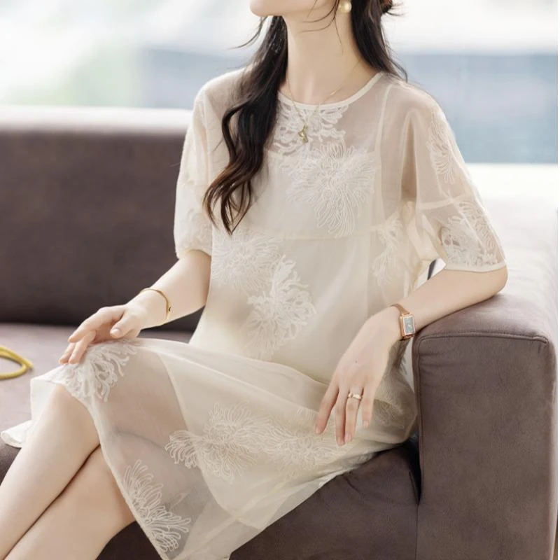 法芬图法式复古圆领刺绣短袖连衣裙女夏季新款宽松休闲中长款轻薄