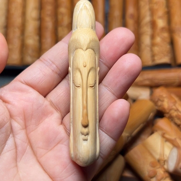 张***晗实心竹雕刻手把件