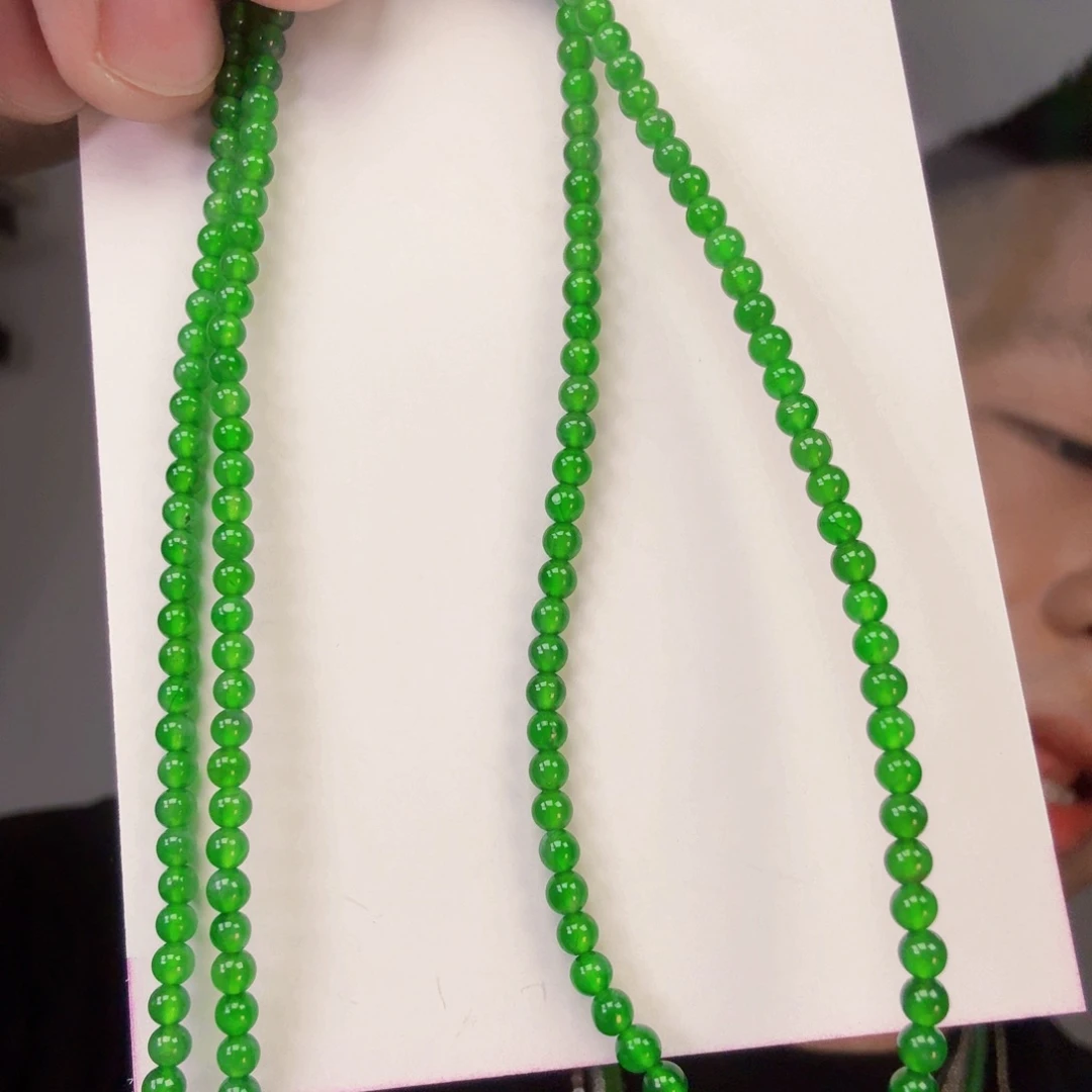 翡翠未镶嵌颈饰一件