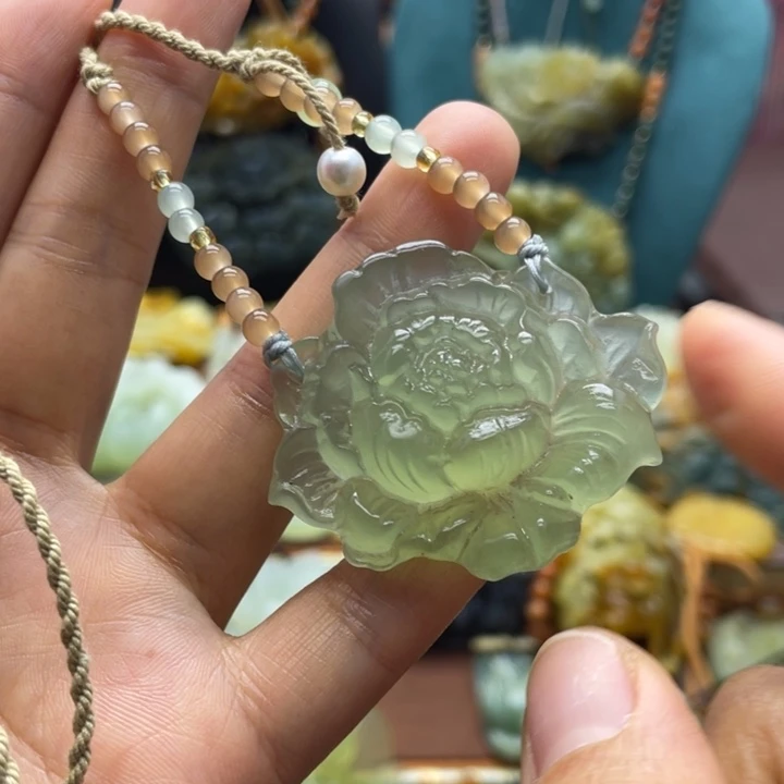 蛇纹石玉未镶嵌颈饰