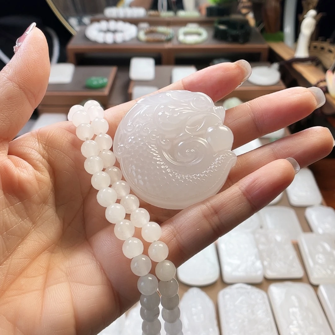 努***前石英质玉（金丝玉）未镶嵌颈饰新疆金丝玉双面雕工