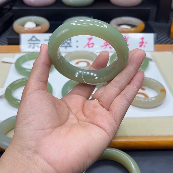 未镶嵌手镯石英质玉?**?