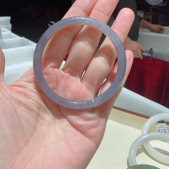 舍***谁和田玉未镶嵌手镯867