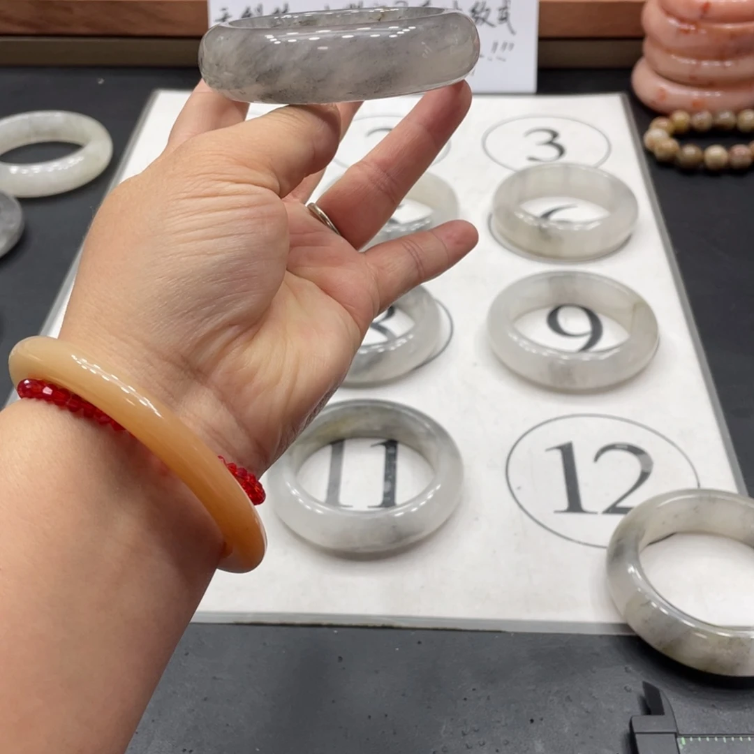 石英岩玉手镯未镶嵌芝****?