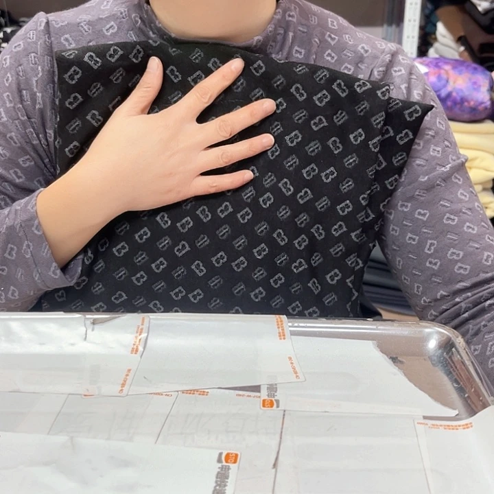 黑色巴宝利织花奥羊绒一米