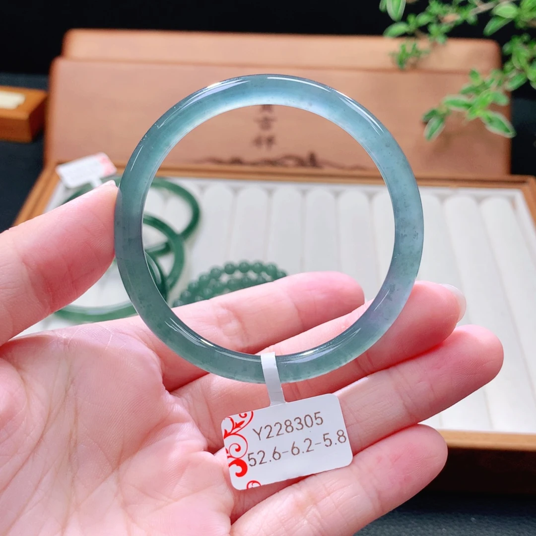 翡翠未镶嵌手镯（圆镯）