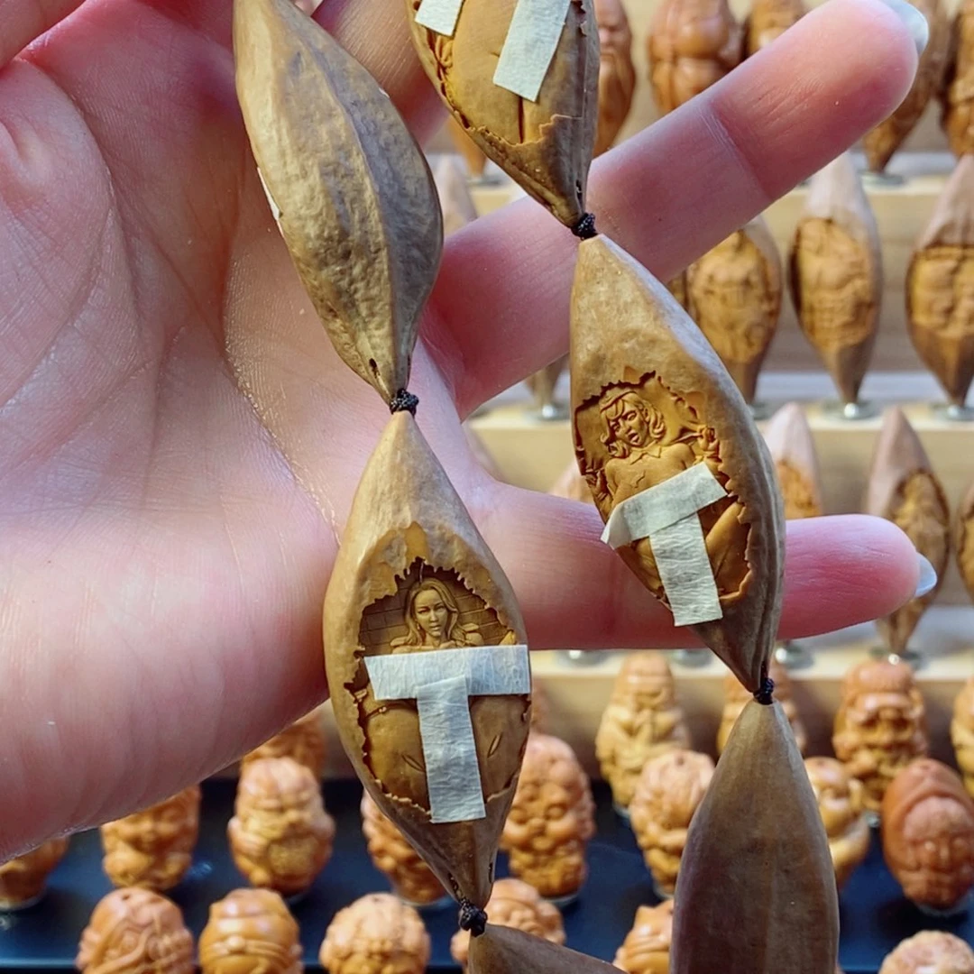 手串/手链橄榄核大尺度美女手持