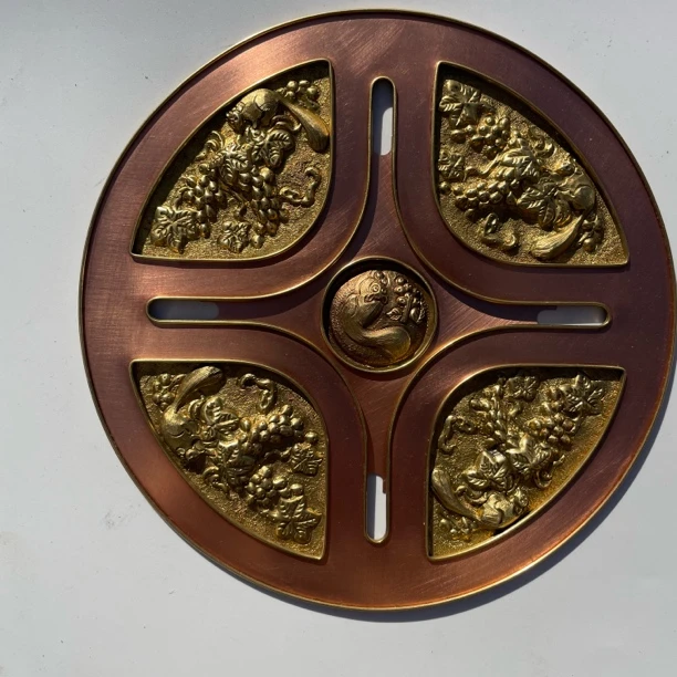 涿州盖板老艺人手工錾刻盖板一张，高鼓起鼓錾。