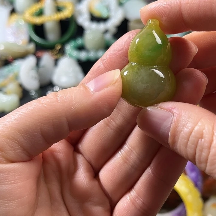 翡翠未镶嵌颈饰翡翠未镶嵌颈饰