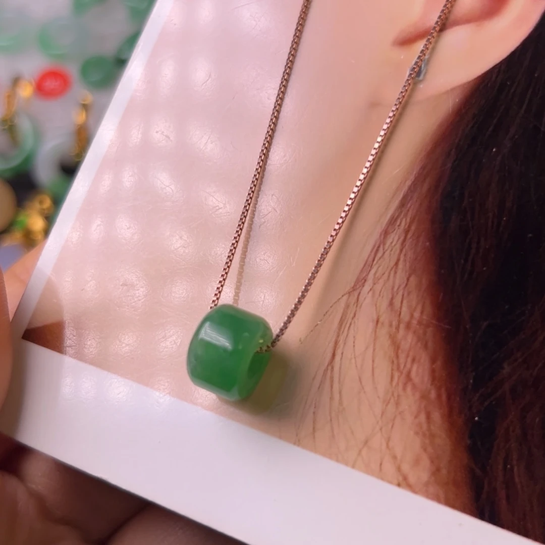 翡翠颈饰未镶嵌路路通